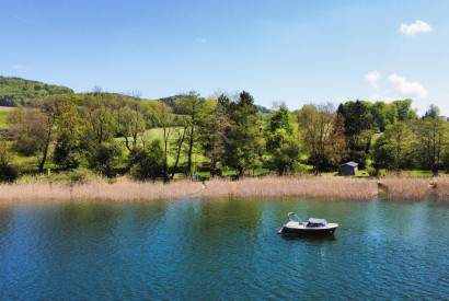 Rarität im Salzburger Seenland – 390 m² direkt am Wasser mit Steg